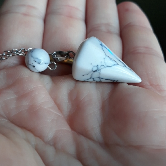 White Howlite Pendulum in mesh butterfly bag - Picture 6 of 8